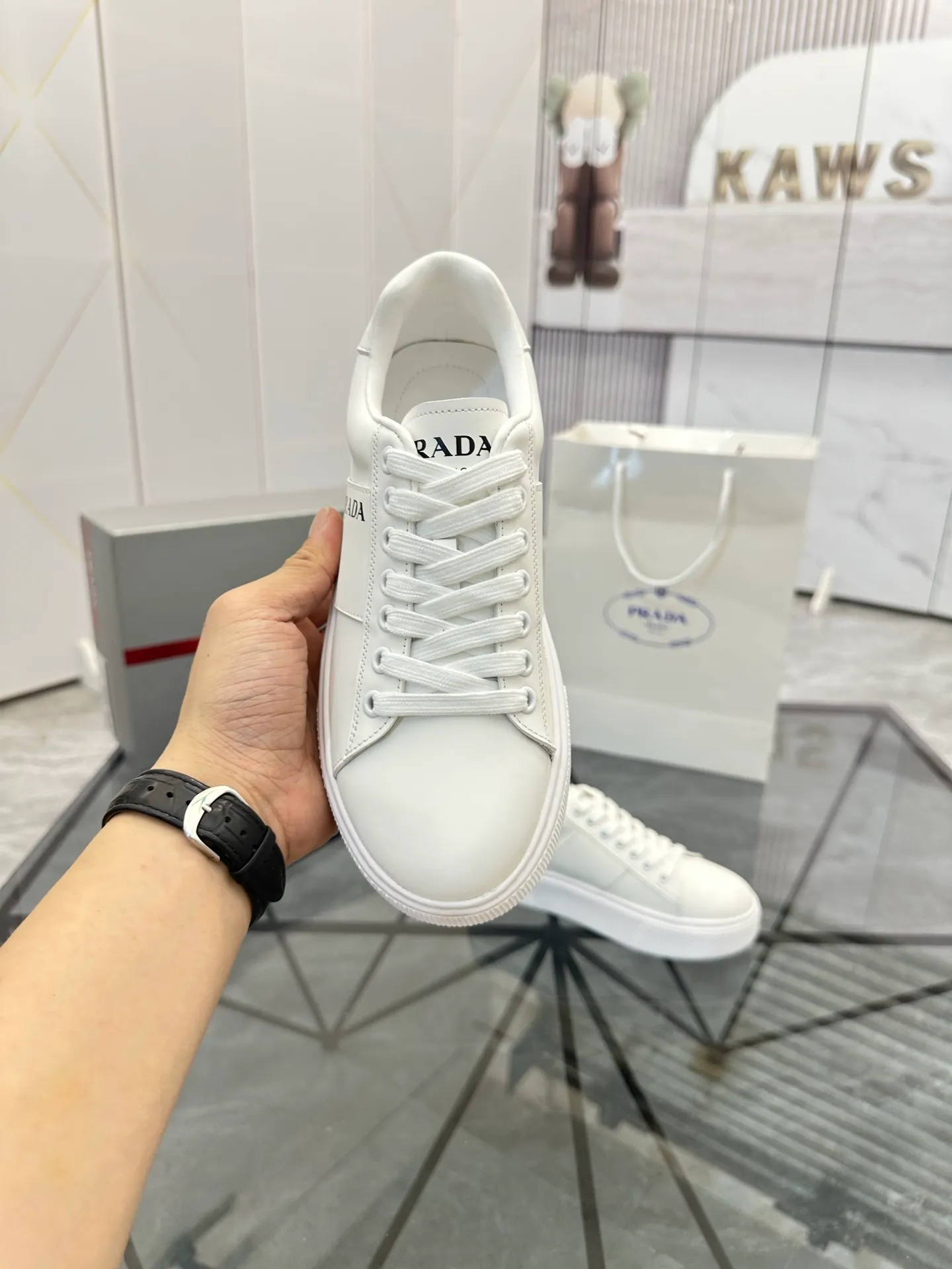 Men's shoes for sale💰: 💰P500¥ High-end top quality Product trademark: Prada * "Prada*" low-top casual shoes Regular size: 35-45 (can be customized to 46) Couple style Product materials: imported first-layer cowhide leather upper, water-dyed sheep lining, original outsole. No.: H201